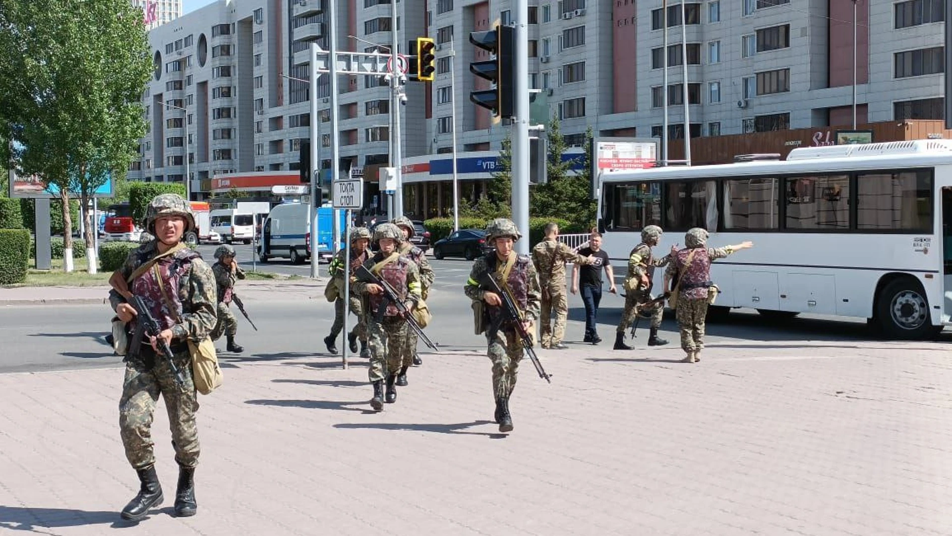 Спецназ штурмом взял банк в Астане, где удерживали заложников