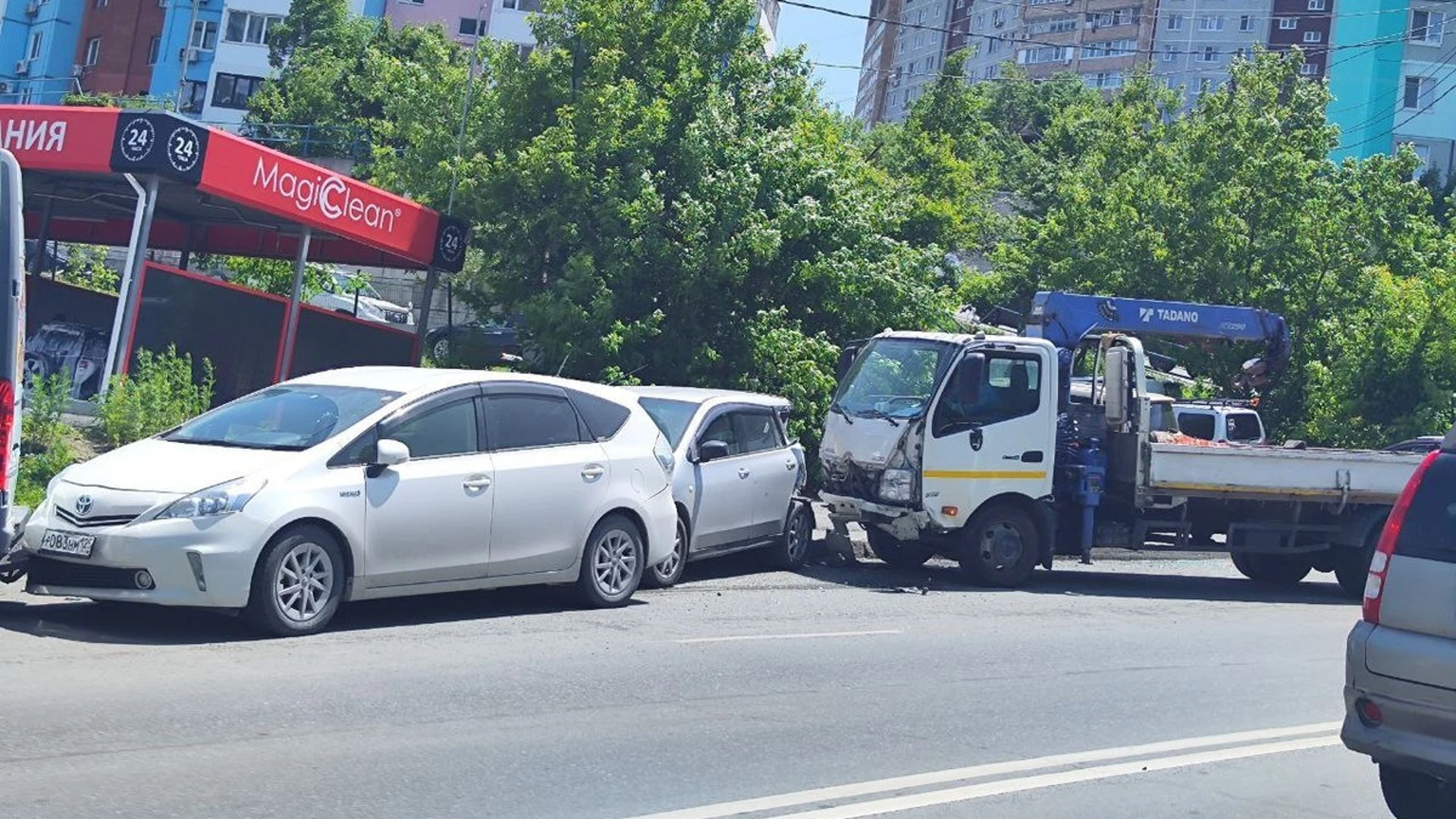 Неуправляемый погрузчик устроил массовое ДТП во Владивостоке