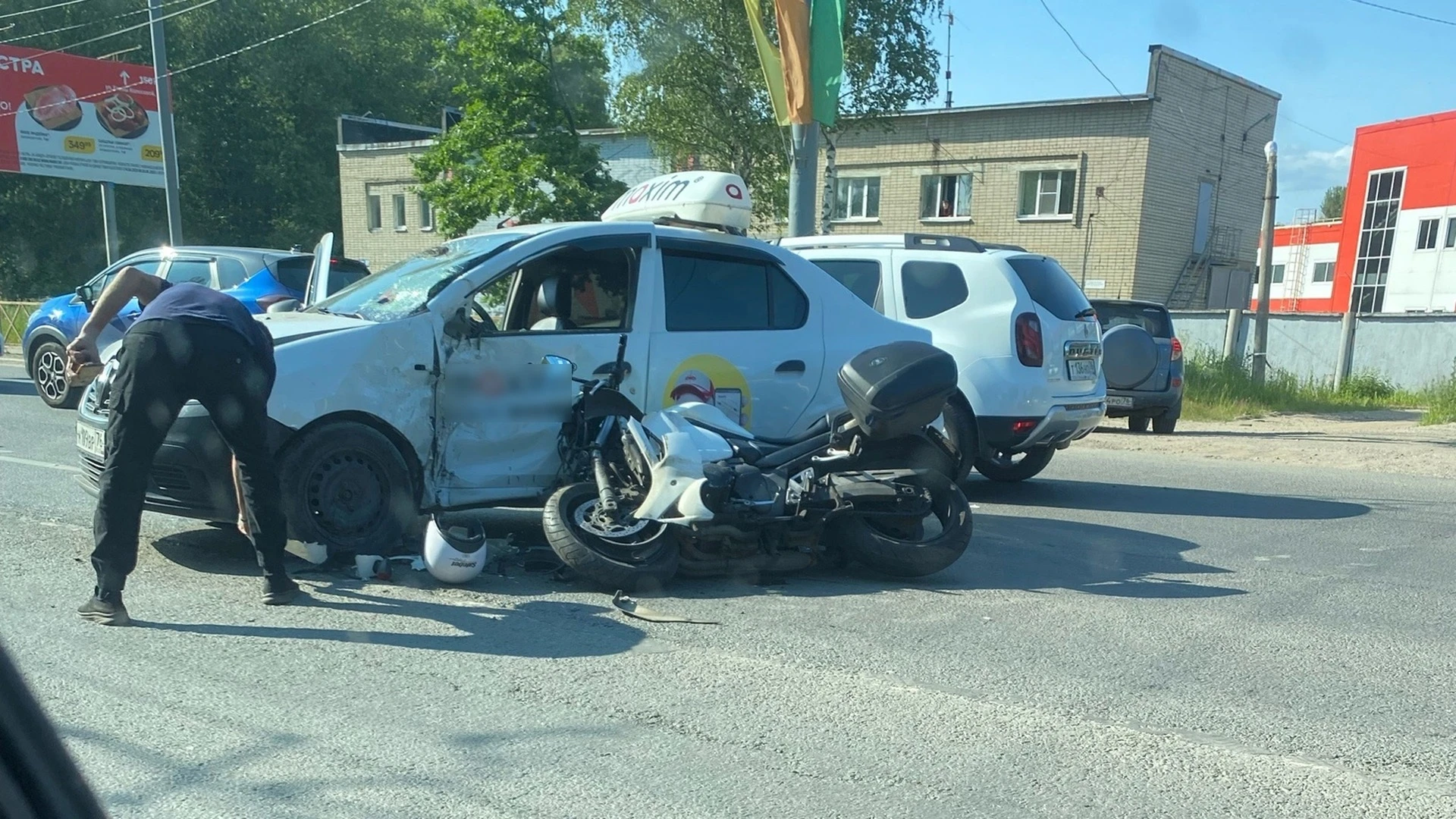 В ДТП на Ленинградском проспекте в Ярославле пострадал мотоциклист