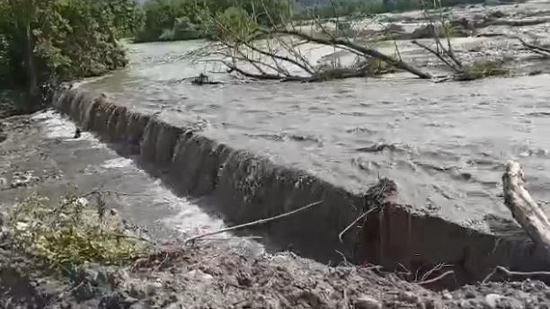 В районе Редантского водозабора Терек вновь вышел за пределы берегоукрепительных дамб