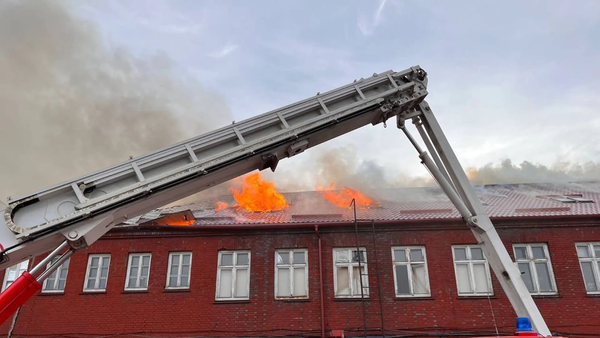 Пожар площадью 1,3 тыс. "квадратов" произошел на заводе в Калининграде