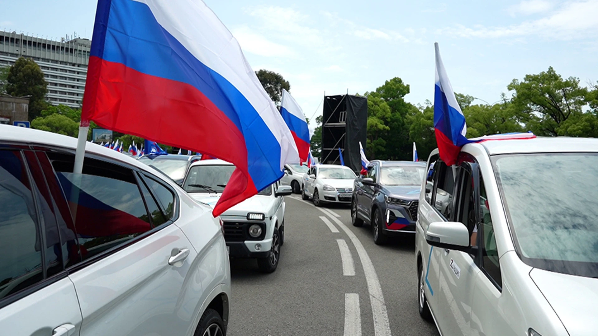 В Сочи в честь Дня России состоялись автопробег и парусная регата