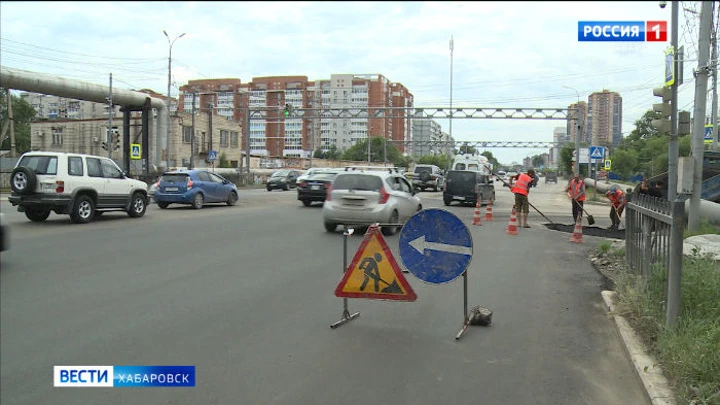 Вести. Хабаровск "Весь город счастлив!". Проблемный участок на улице Павла Морозова закрыли асфальтобетоном