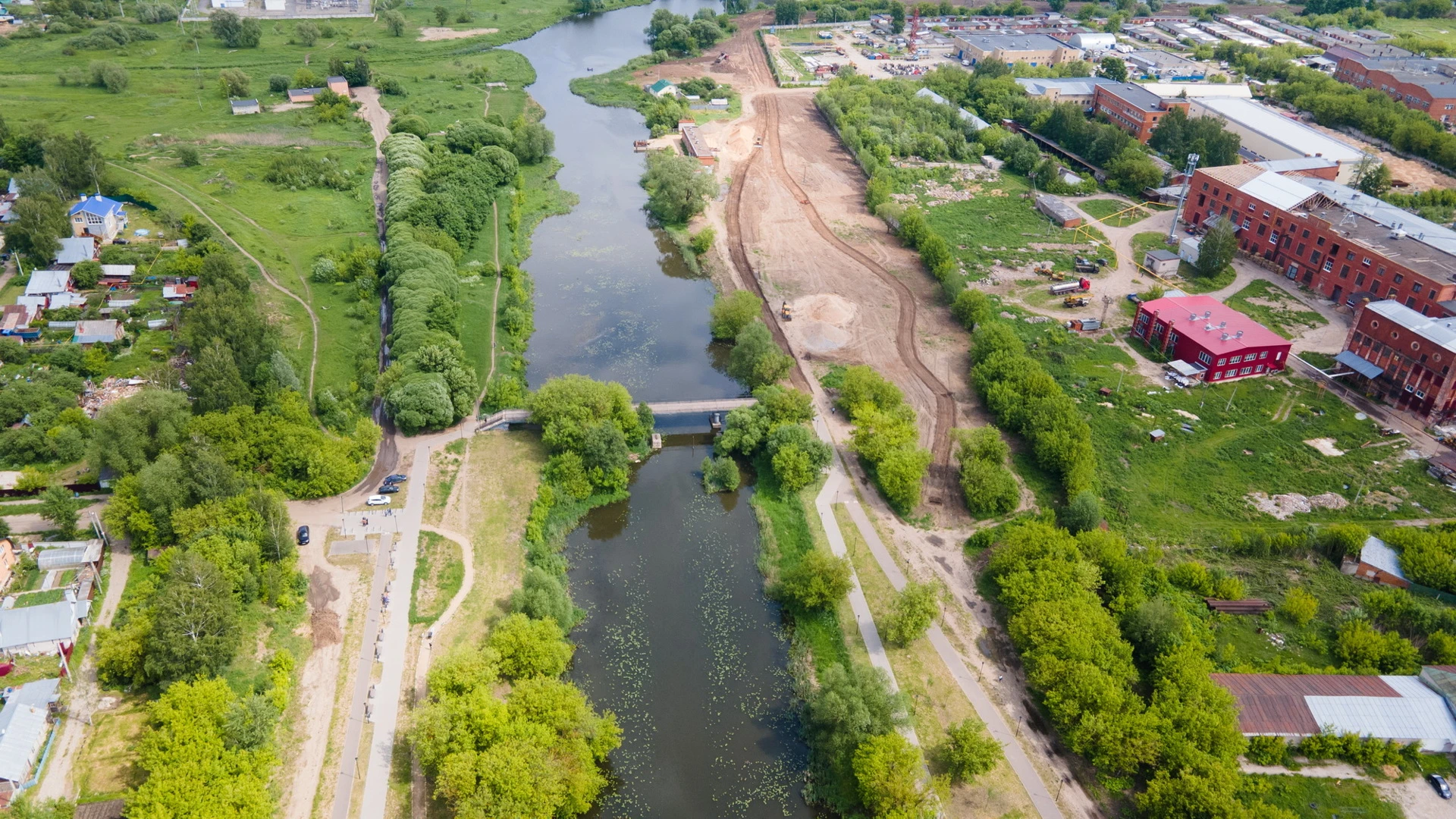 На берегу Уводи между Самойловским мостом и мостом Энергетиков приступили к работам по благоустройству