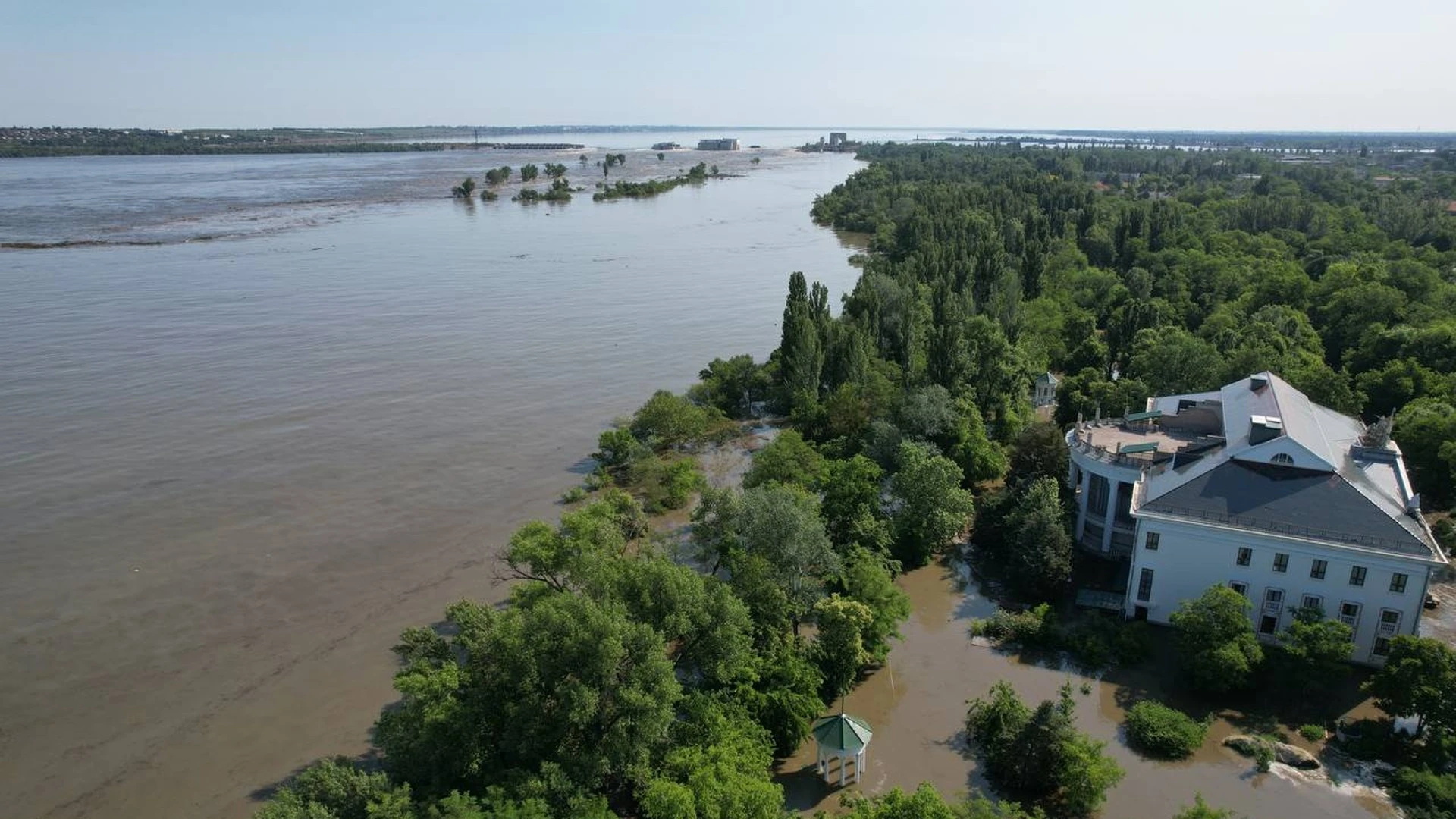 Пять человек погибли после разрушения Каховской ГЭС