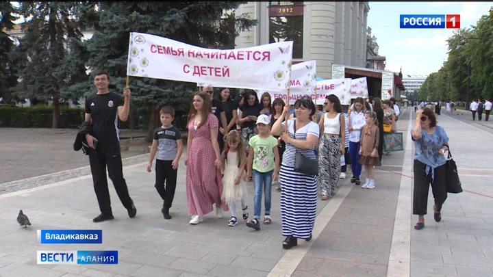 Вести. Алания Во Владикавказе супружеским парам вручили медали «За любовь и верность», а на проспекте Мира организовали парад семей