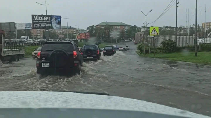 Вести в 20:00 На двор во Владивостоке сошел грязевой поток