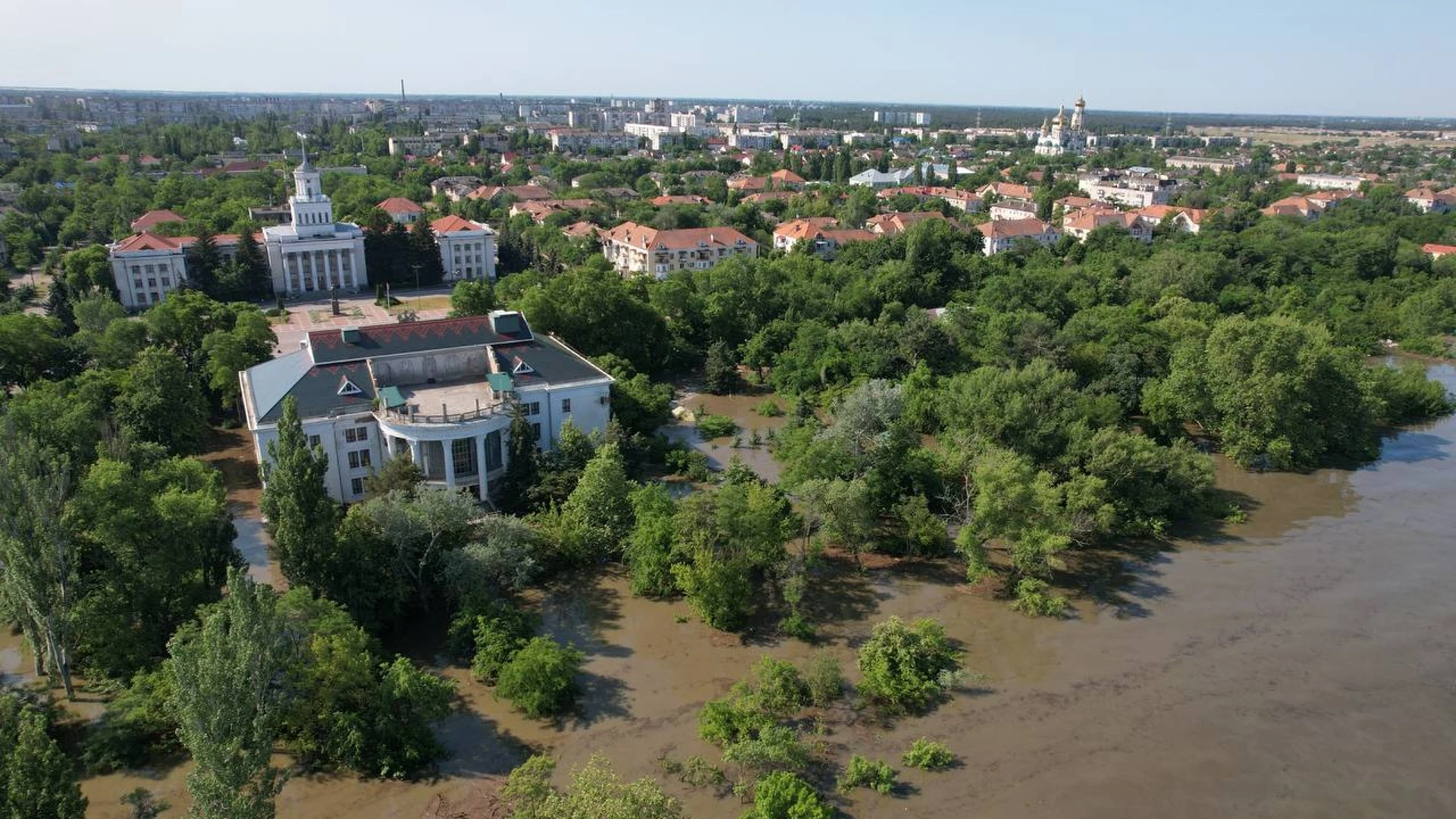 В Новой Каховке продолжается подъем уровня воды, идет эвакуация жителей