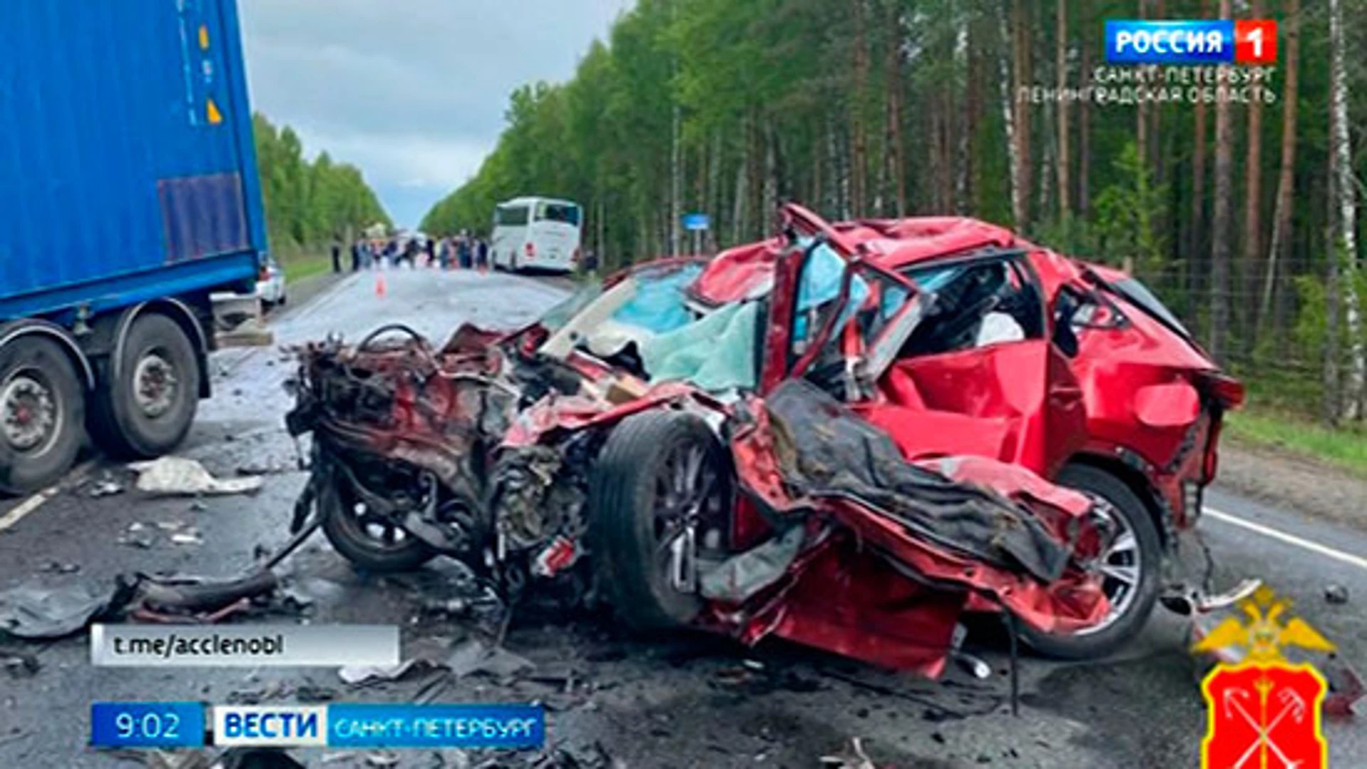 В Лодейнопольском районе столкнулись автобус, большегруз и легковое авто