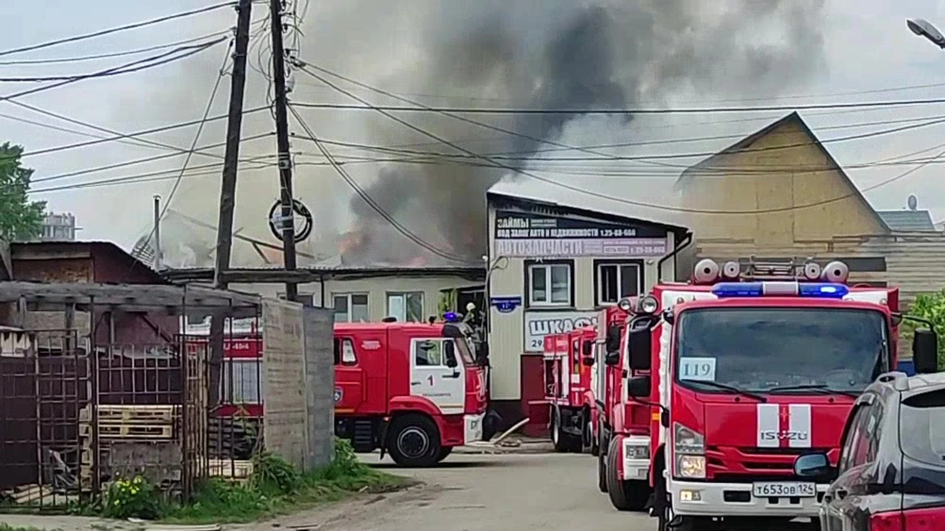 Сильный пожар вспыхнул в офисном здании в Красноярске