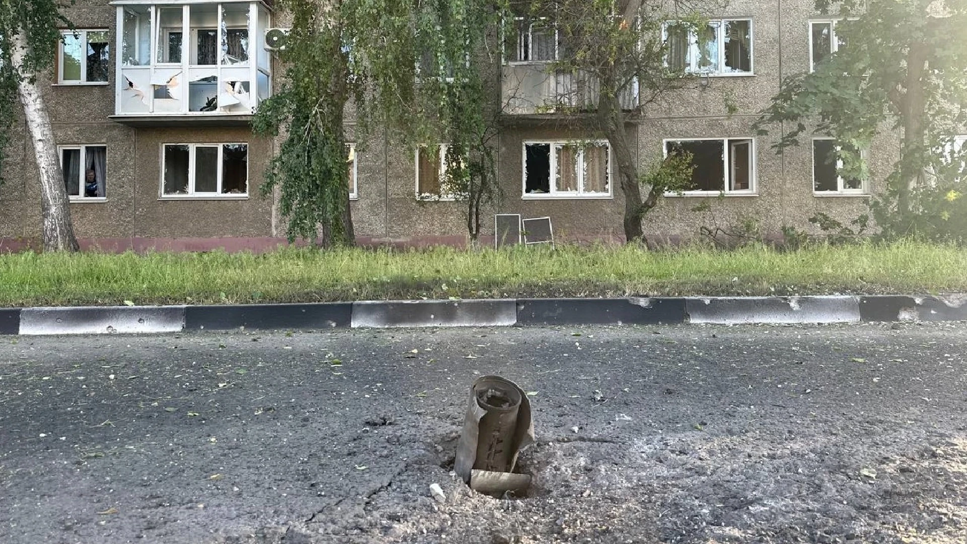 В Белгородской области снаряд попал в дорогу, ранен водитель машины