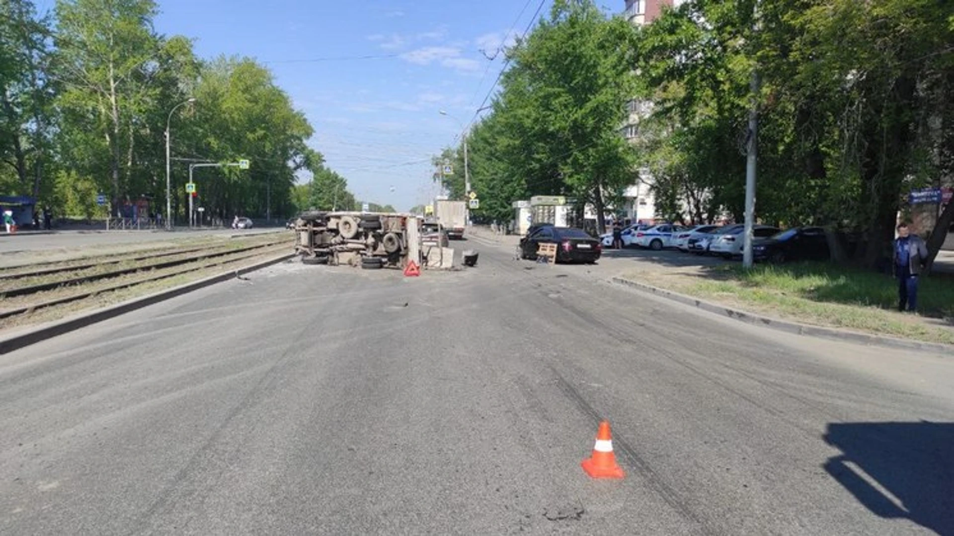 В Новосибирске грузовик перевернулся и заблокировал дорогу после столкновения с Mercedes