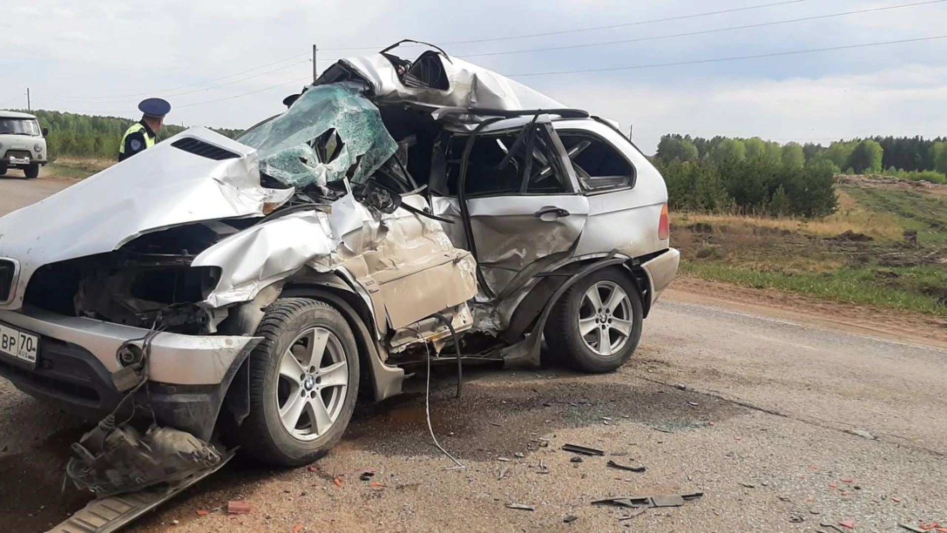 Водитель и пассажир BMW погибли при столкновении с лесовозом на томской трассе