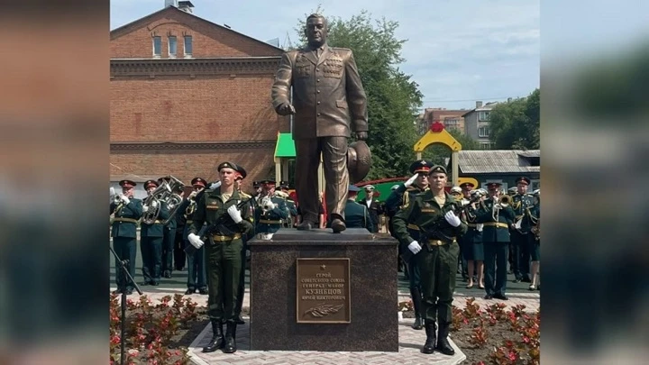 Вести – Амурская область В Благовещенске открыли памятник Герою Советского Союза Юрию Кузнецову