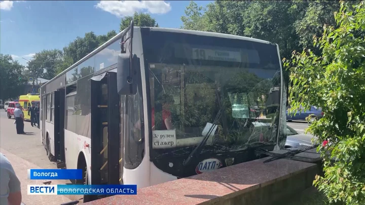 Вести. Вологодская область Отказали тормоза: рейсовый автобус врезался в крыльцо Драмтеатра в Вологде