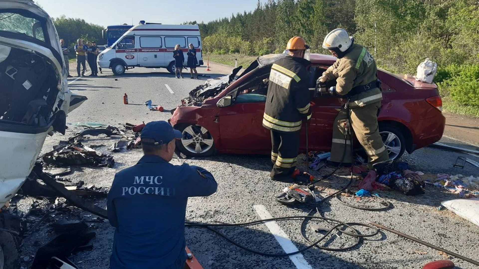 Трое взрослых и двое детей погибли на омской трассе