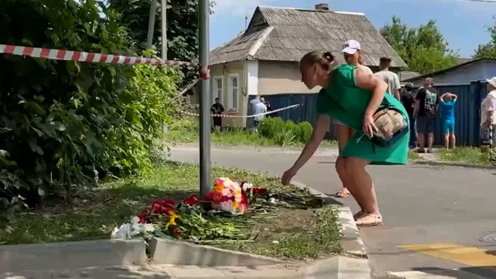 Видео из Сети Белгородцы несут цветы к стихийному мемориалу в память о жертвах обстрела