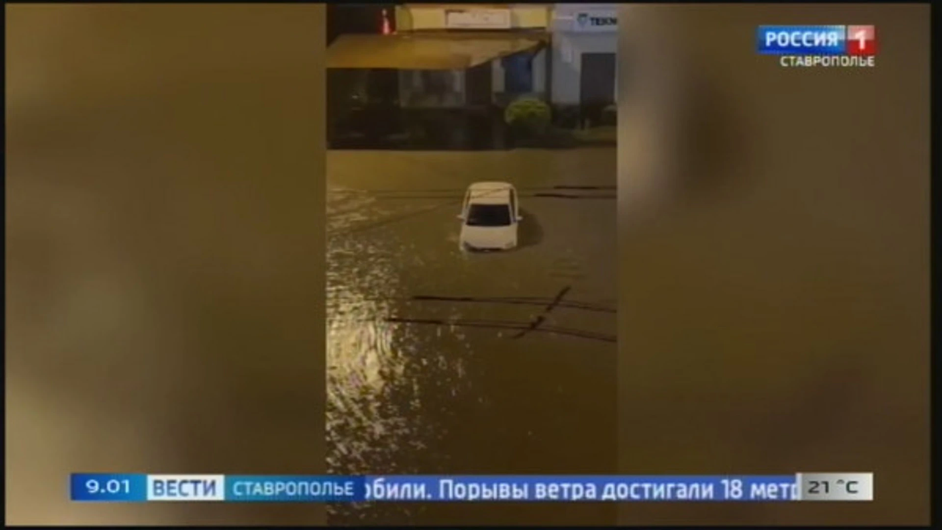 В Ставрополе штормовой ветер и ливень с градом наломали дров