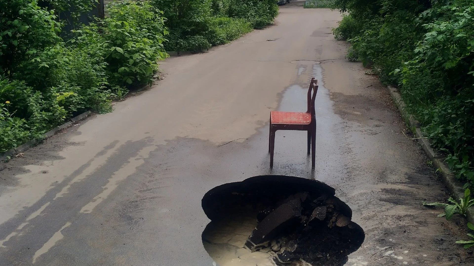 Во дворе дома на улице Ташкентская в Иванове провалился асфальт