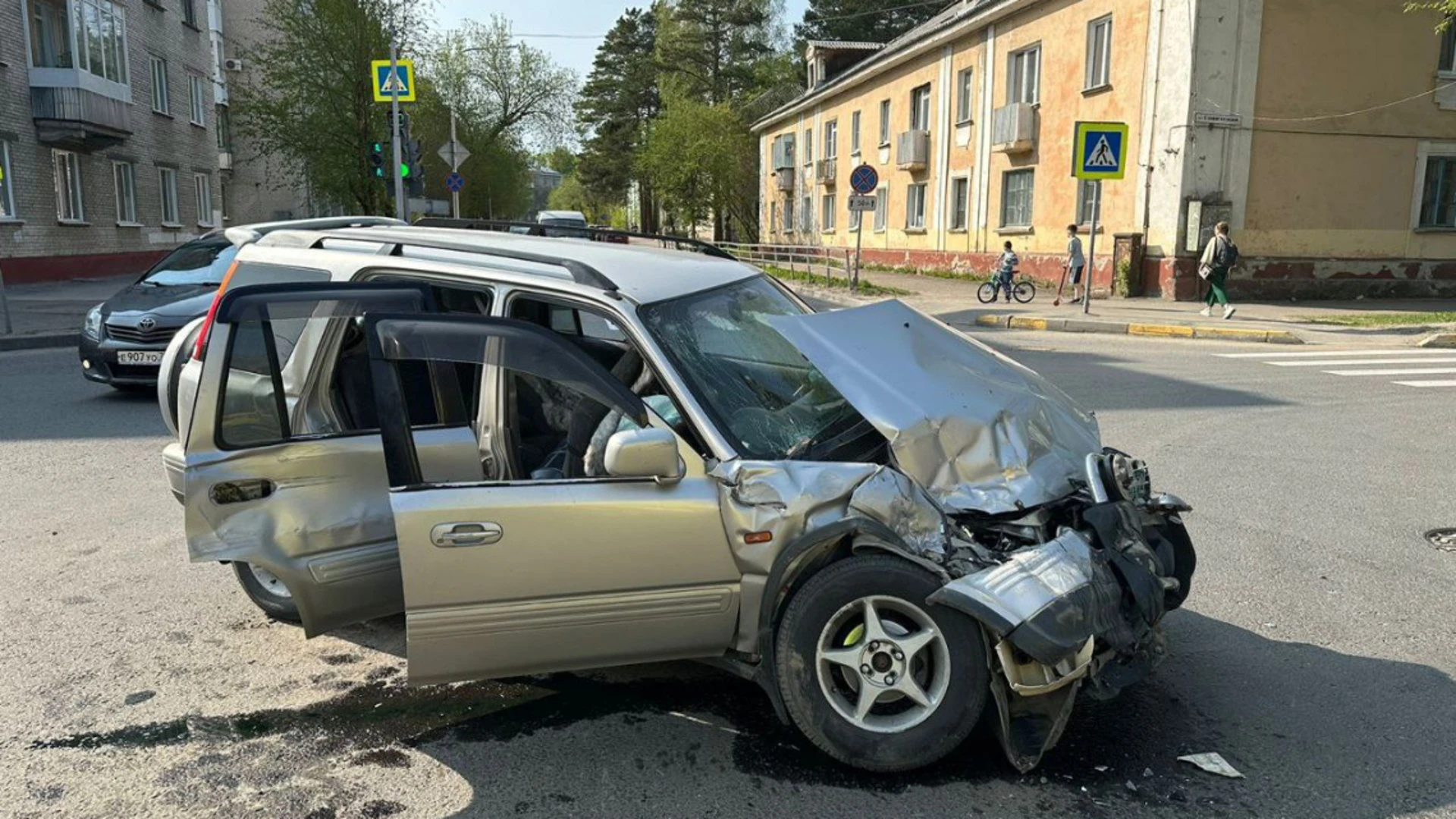 Два человека были доставлены в больницу после аварии с пассажирским автобусом в Северске