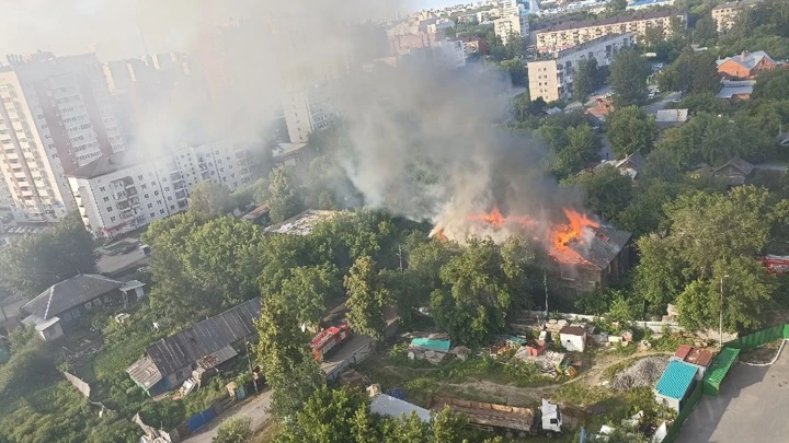 Вести. Регион-Тюмень Пожар в аварийном двухэтажном доме в центре Тюмени потушили за полтора часа