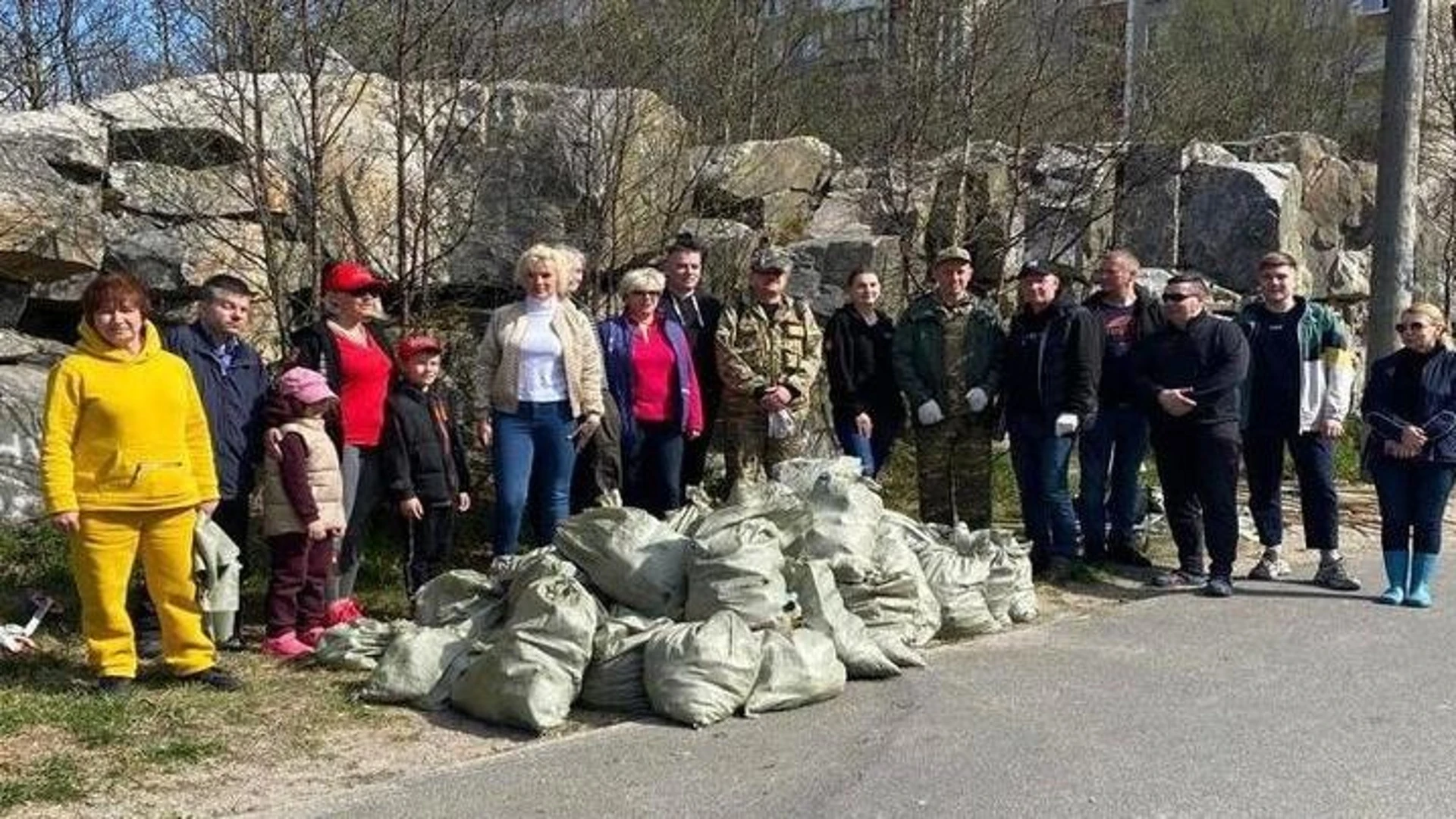 В Мурманске прошел субботник по очищению водоемов