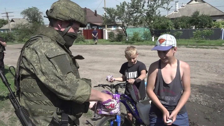 Вести в 20:00 Благодарны даже дети: российские военные охраняют мирную жизнь в Харьковской области