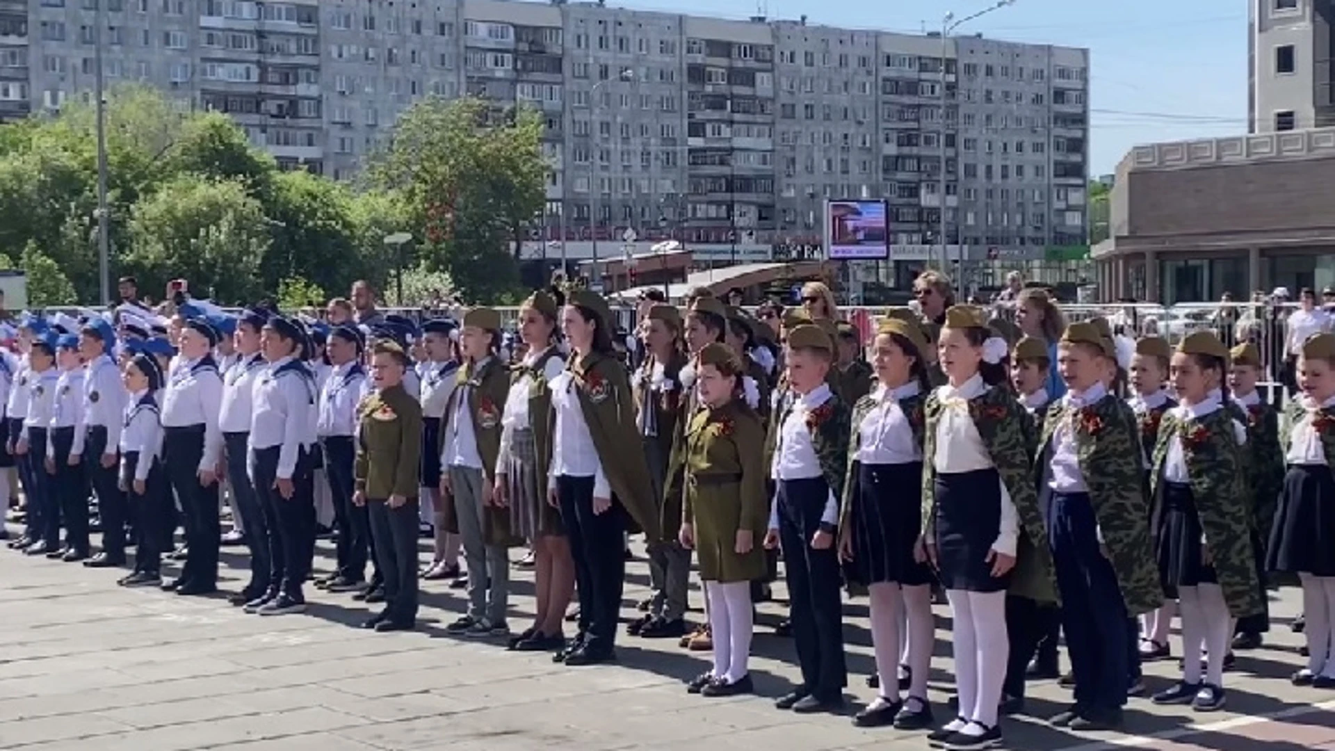 Смотр строя и песни школьников состоялся в Тюмени 19 мая