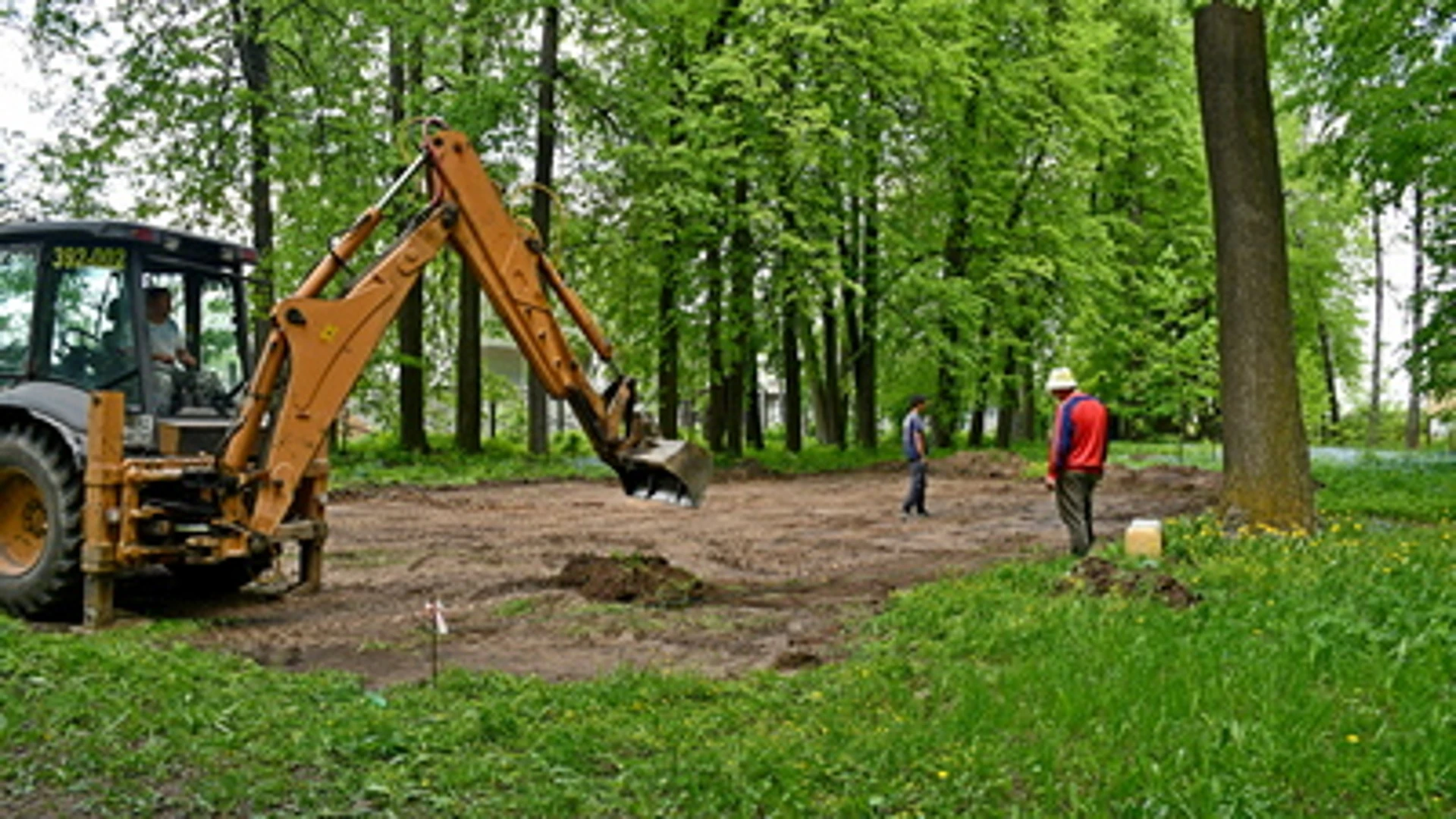 В Шуе началась установка детской спортивной площадки в городском парке