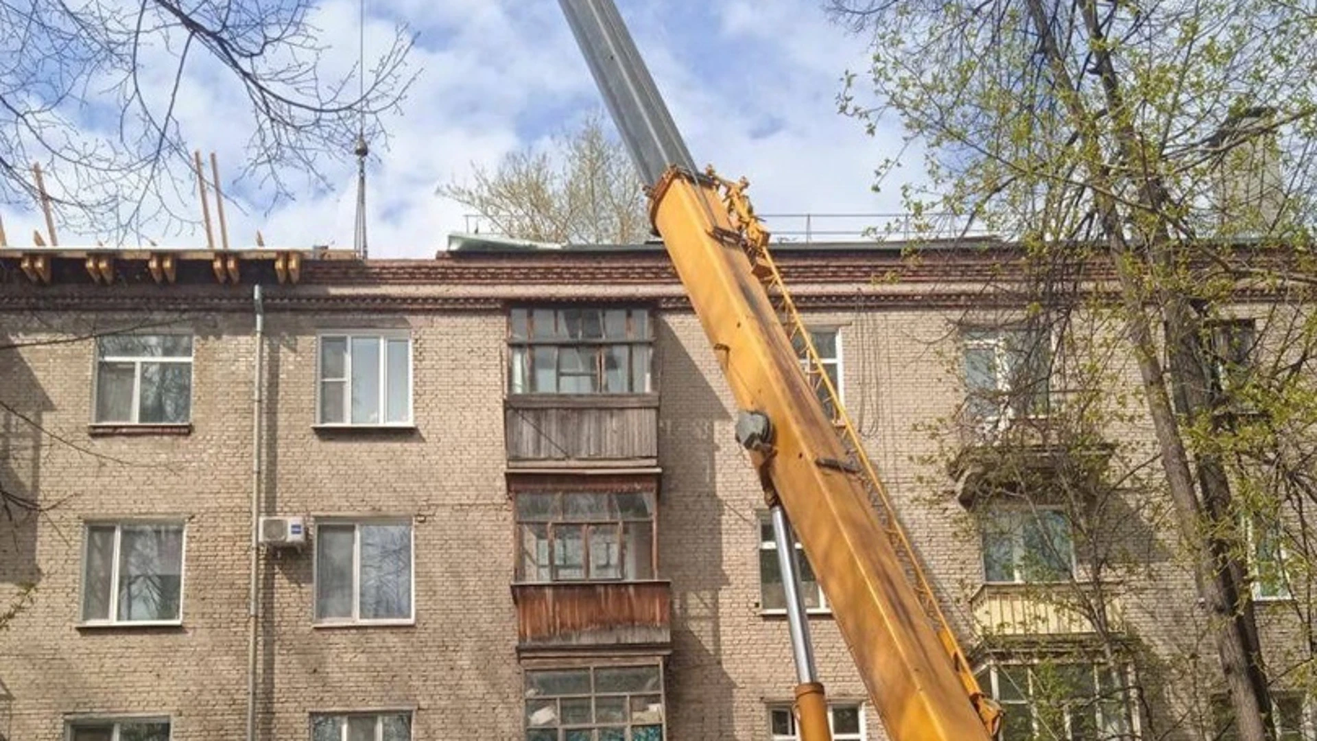 Крышу горевшего дома на ул. Кулагина в Томске обработали противопожарными реагентами