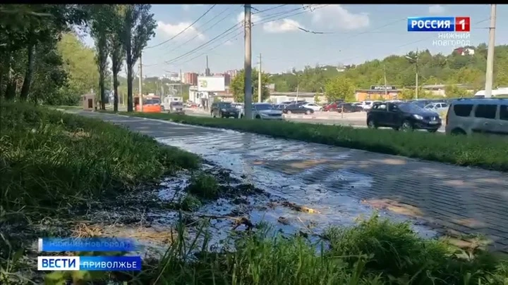 Вести-Приволжье Канализационную трубу прорвало на улице Бринского в Нижнем Новгороде