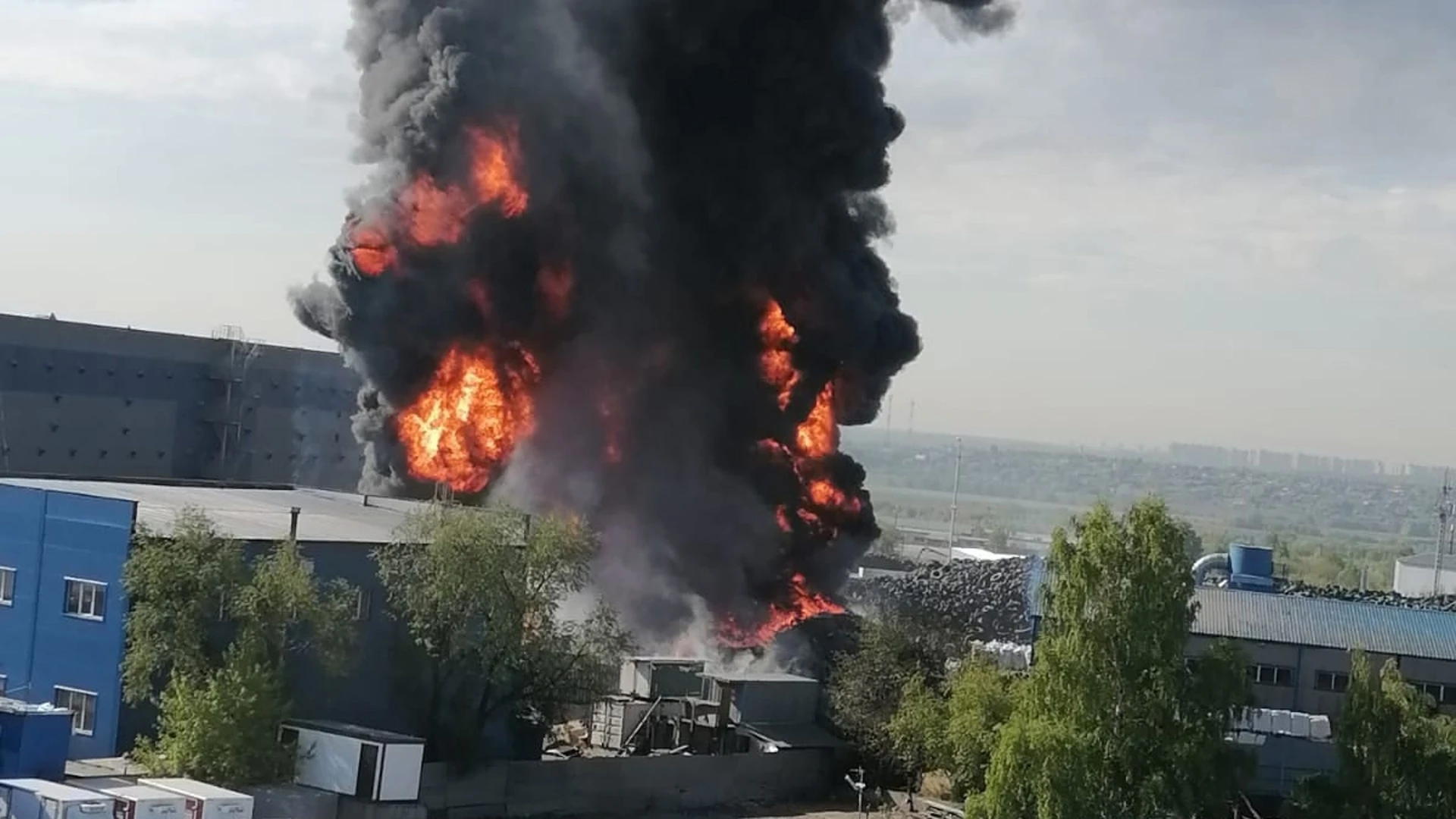 Огонь перекинулся с покрышек на складское помещение в Дзержинском