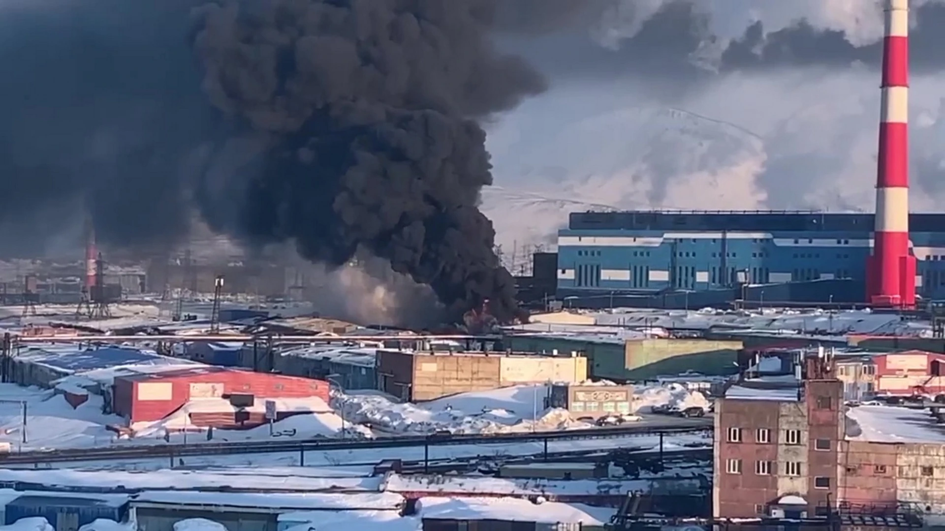 Мощный пожар вспыхнул на складе в Норильске