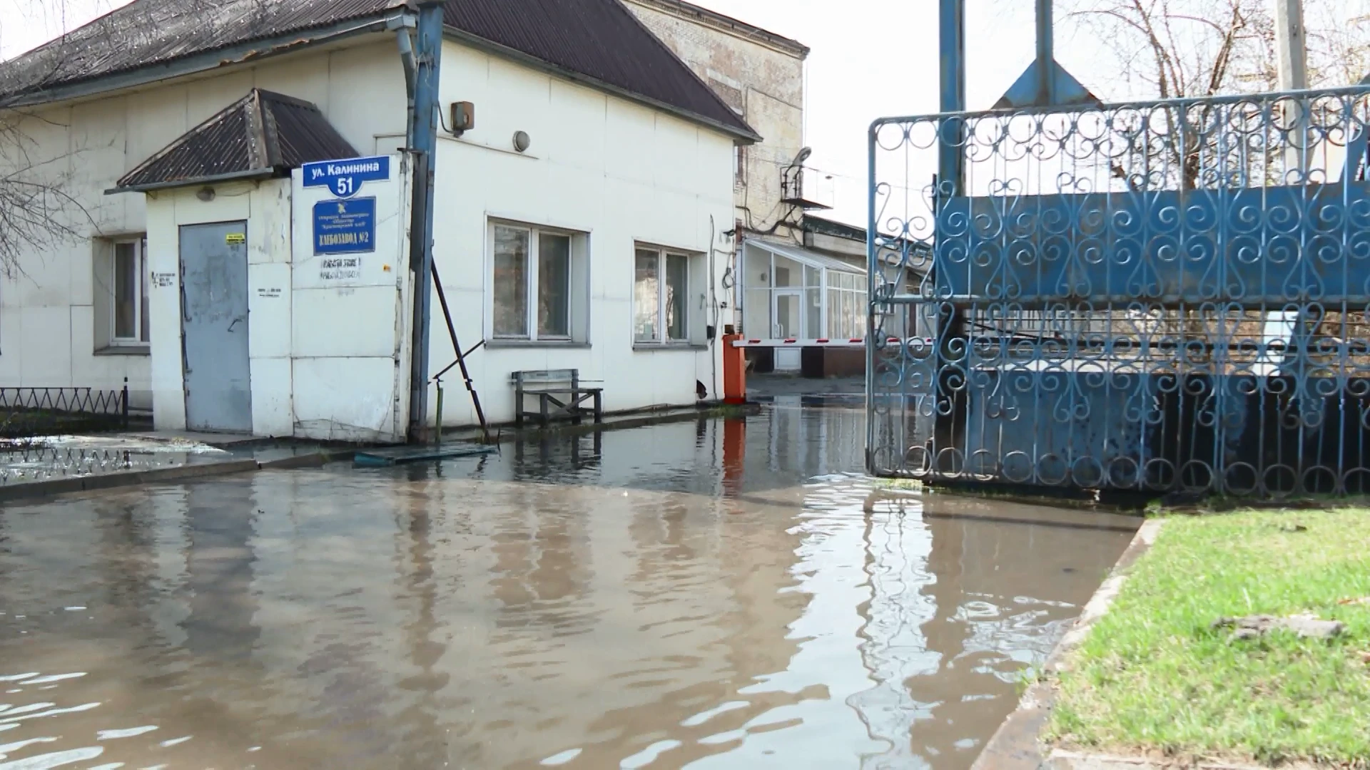 В железнодорожном районе Красноярска без холодной воды остались десятки домов