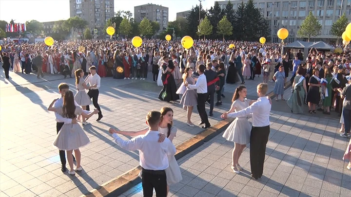 Вести – Амурская область 1 200 одиннадцатиклассников попрощались со школой в Благовещенске