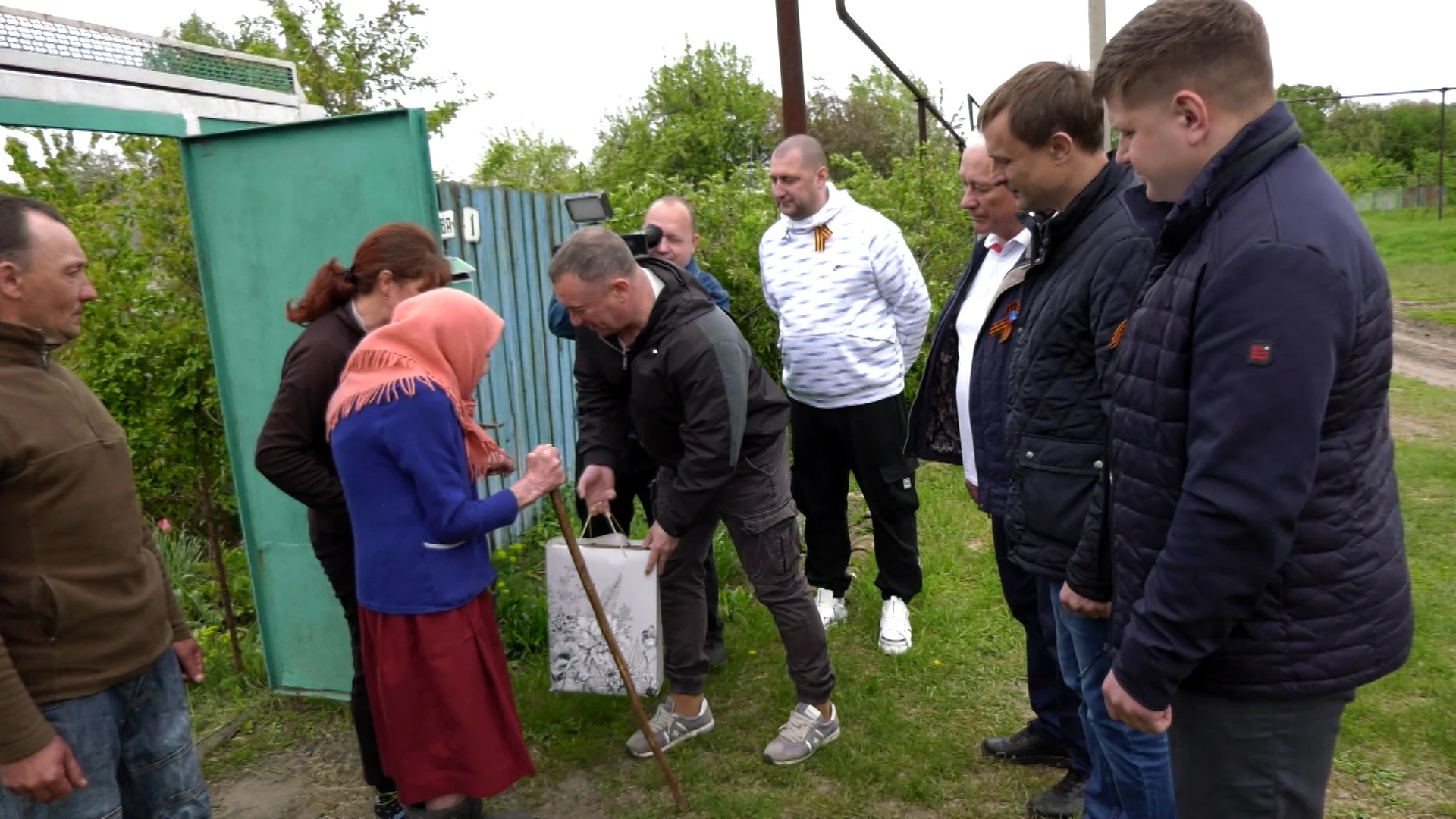 В День Победы волгоградцы навестили ветеранов Великой Отечественной в ЛНР