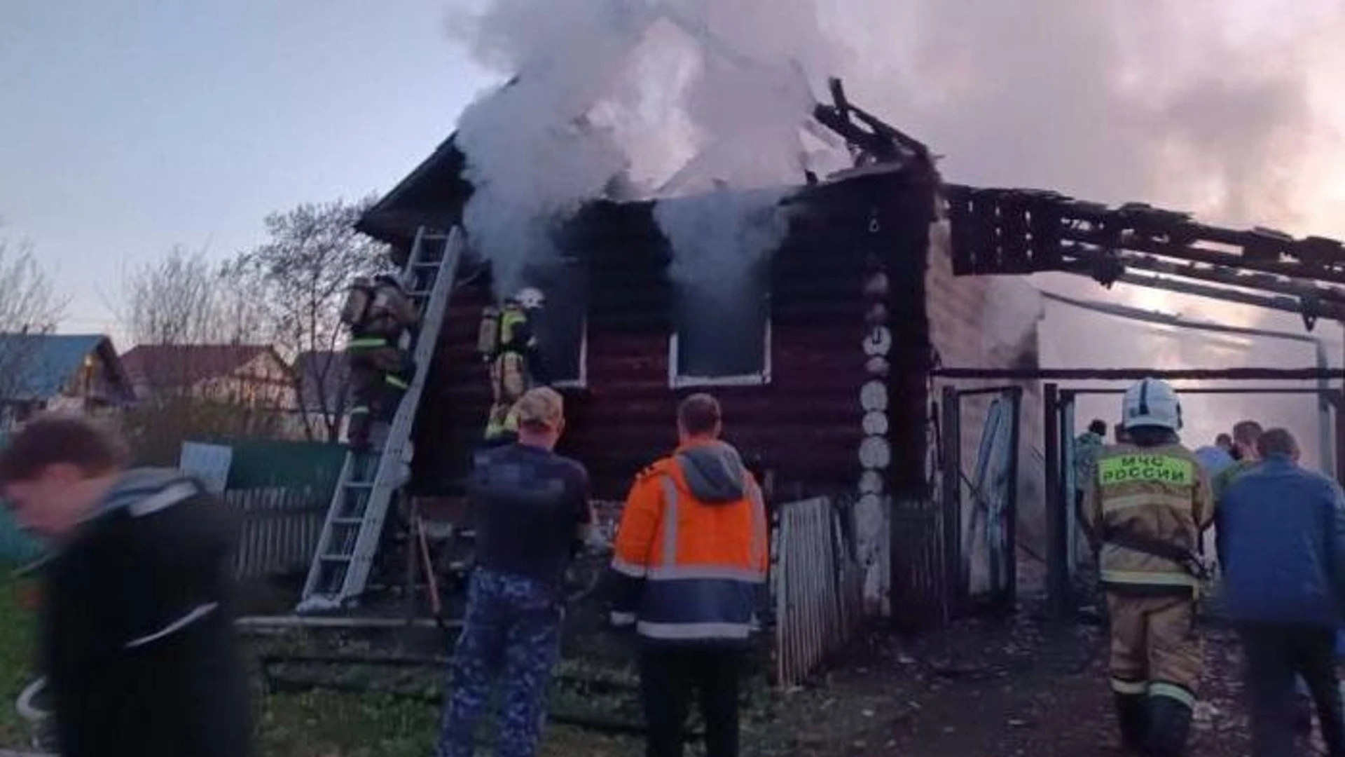 Двое маленьких детей погибли в пожаре в поселке Игра