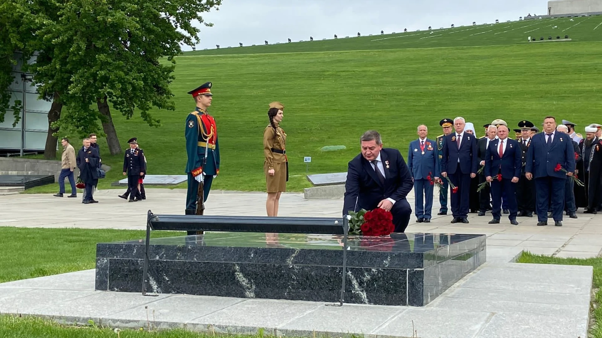 На Мамаевом кургане возложили цветы и венки в память о Героях Великой Отечественной войны