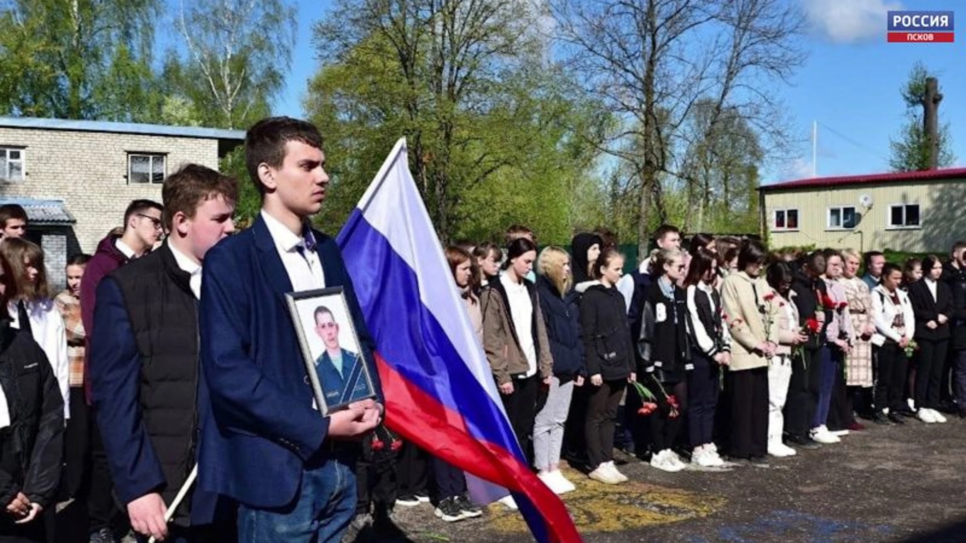 В Островских школах почтили память выпускников-бойцов СВО и установили мемориальные доски