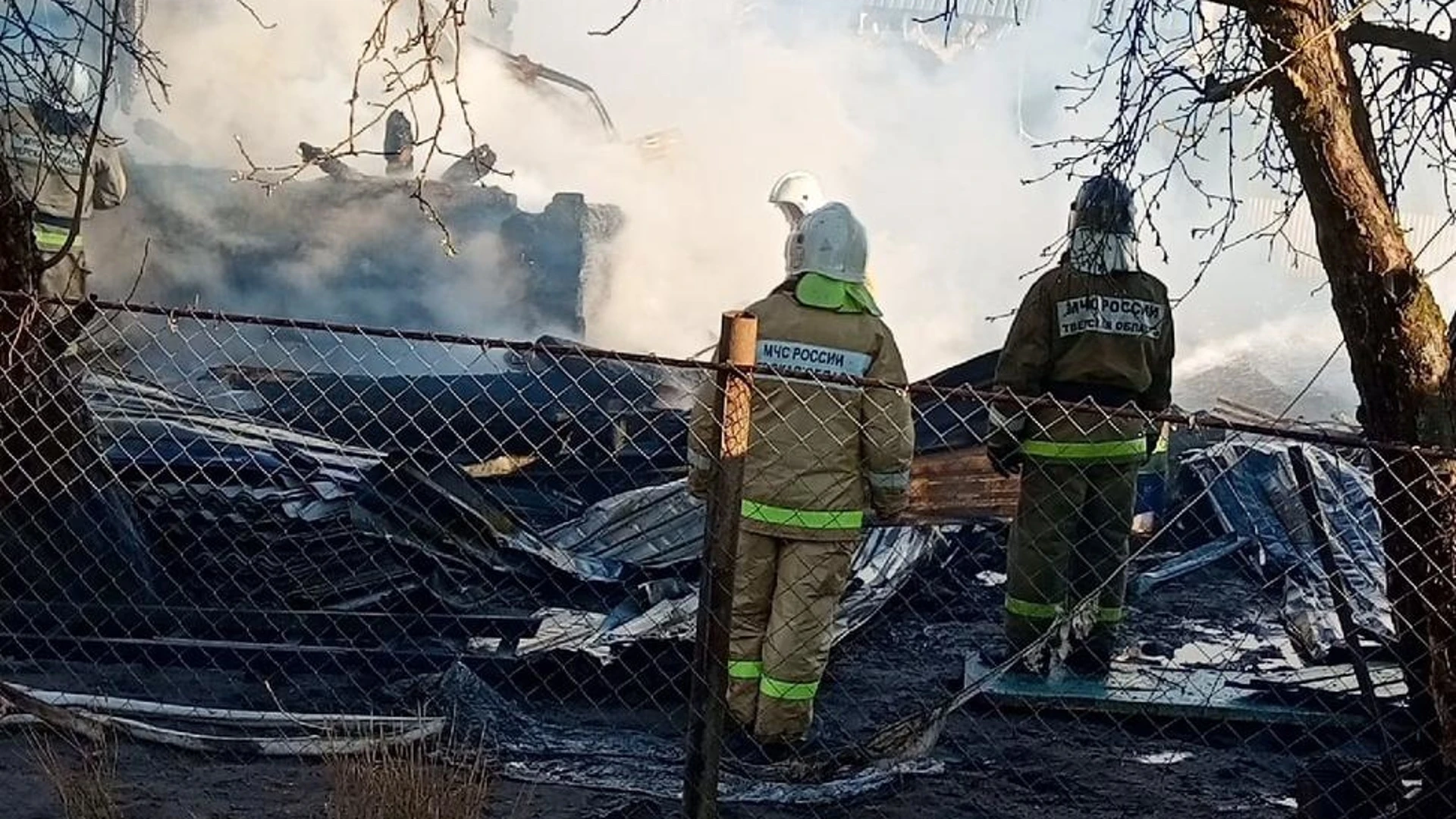 В Тверской области огнеборцы спасли от пожара деревню