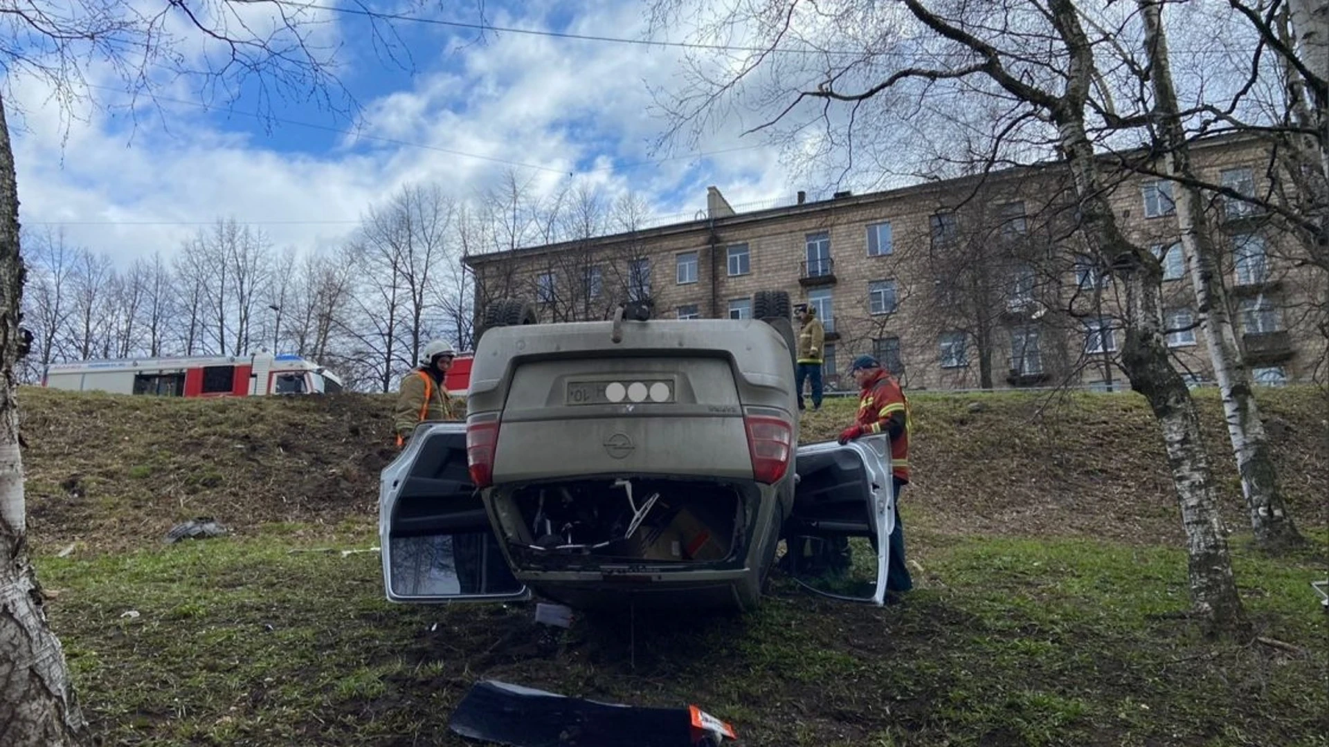 В Петрозаводске автомобиль врезался в ограждение и перевернулся