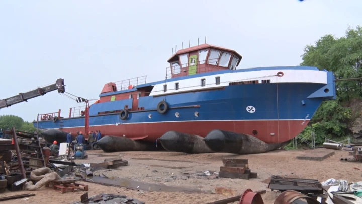 Вести – Амурская область Обстановочное судно спустили на воду в Благовещенске