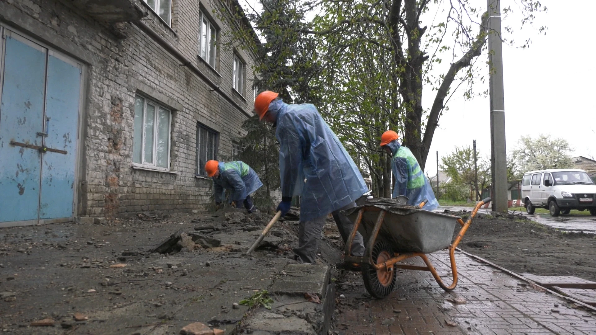 Волгоградские специалисты продолжают восстанавливать мирную жизнь в подшефном Станично-Луганском районе ЛНР