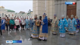 Смотрите в 21:09. Хабаровчане под дождем помолились о победе перед чудотворной иконой