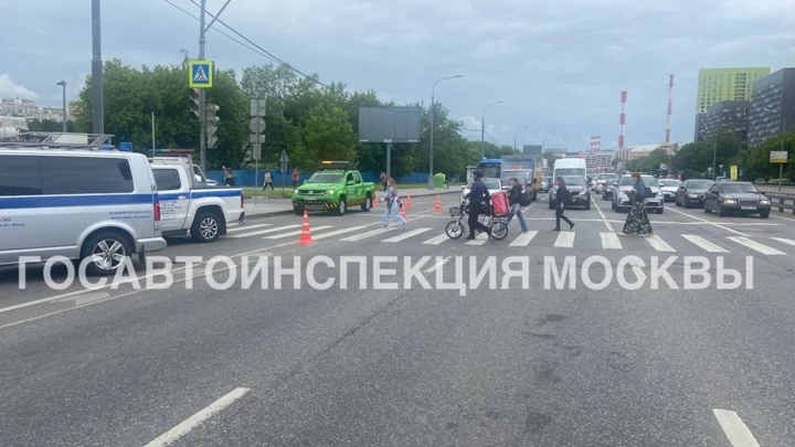 ЧП Таксист-нарушитель сбил трех человек на западе Москвы