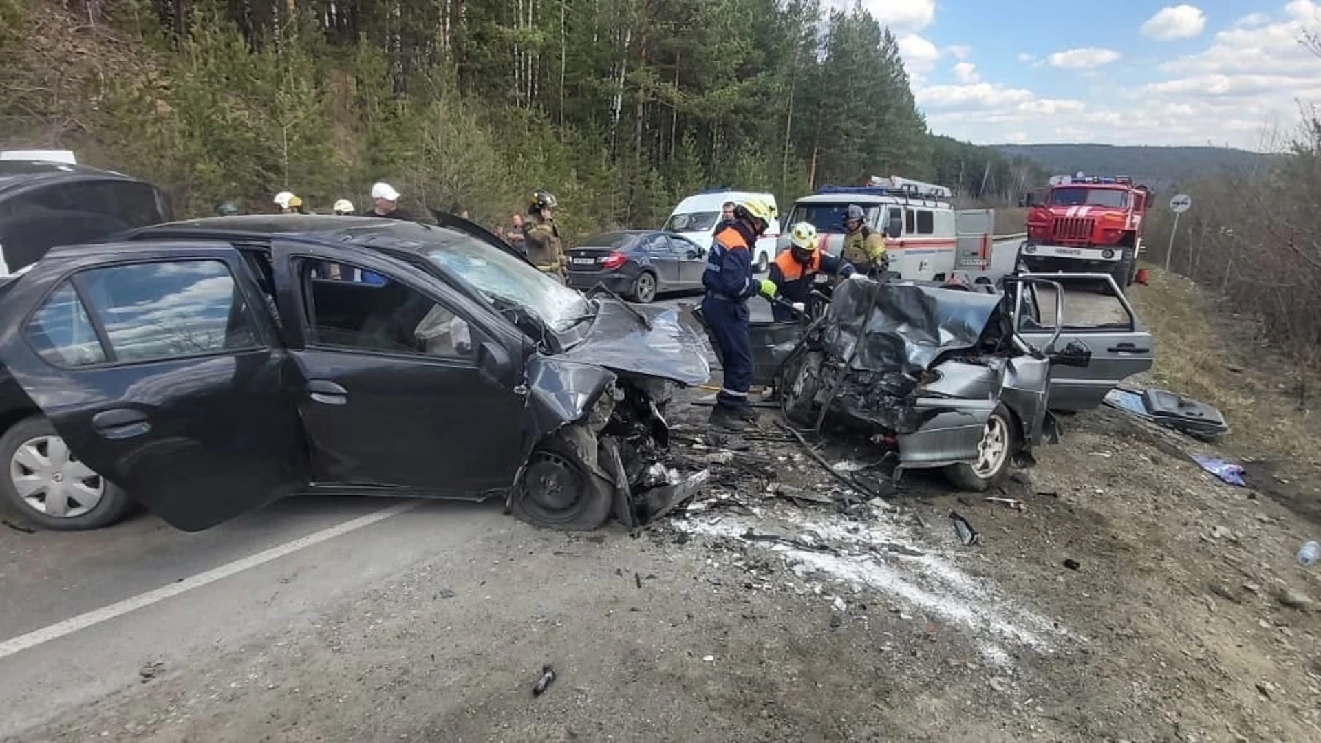 В лобовом ДТП в Челябинской области погибла девушка, 4 человека пострадали