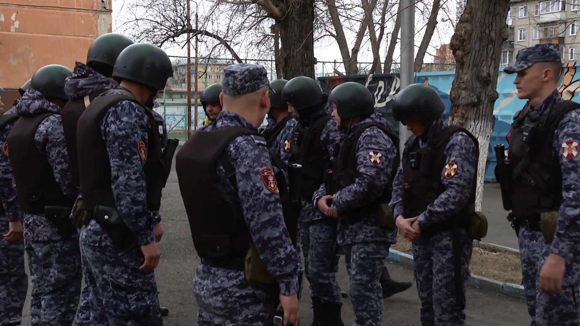 В одной из школ Красноярска развернулись масштабные учения