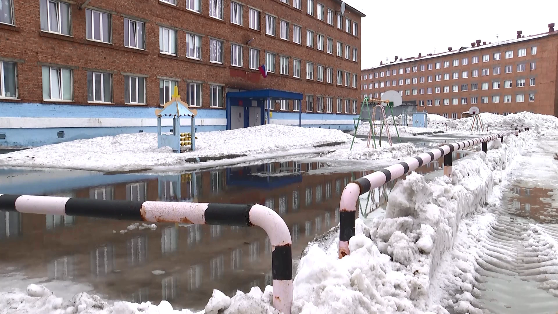 Норильские дворы утонули в талых водах