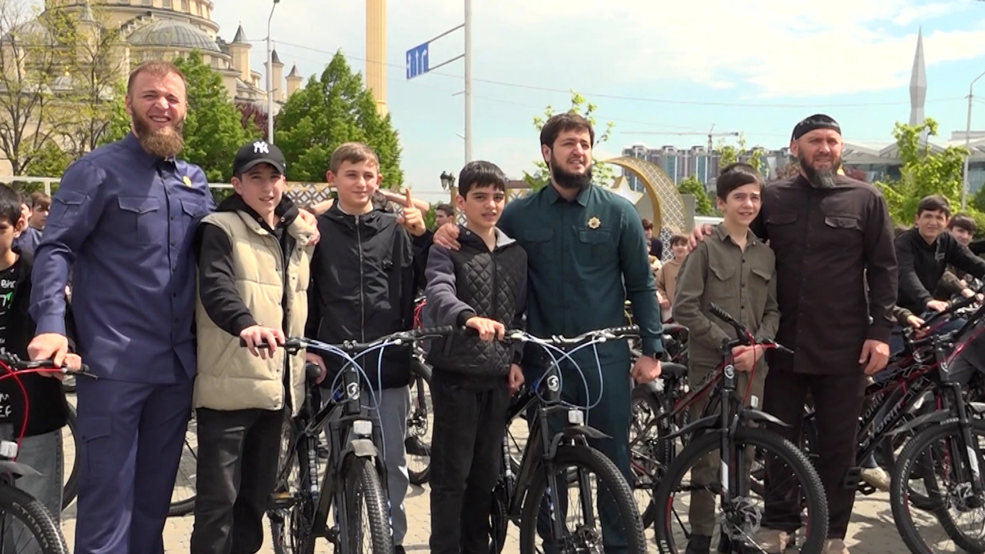 В Грозном раздали велосипеды детям, совершавшим утреннюю молитву в мечети