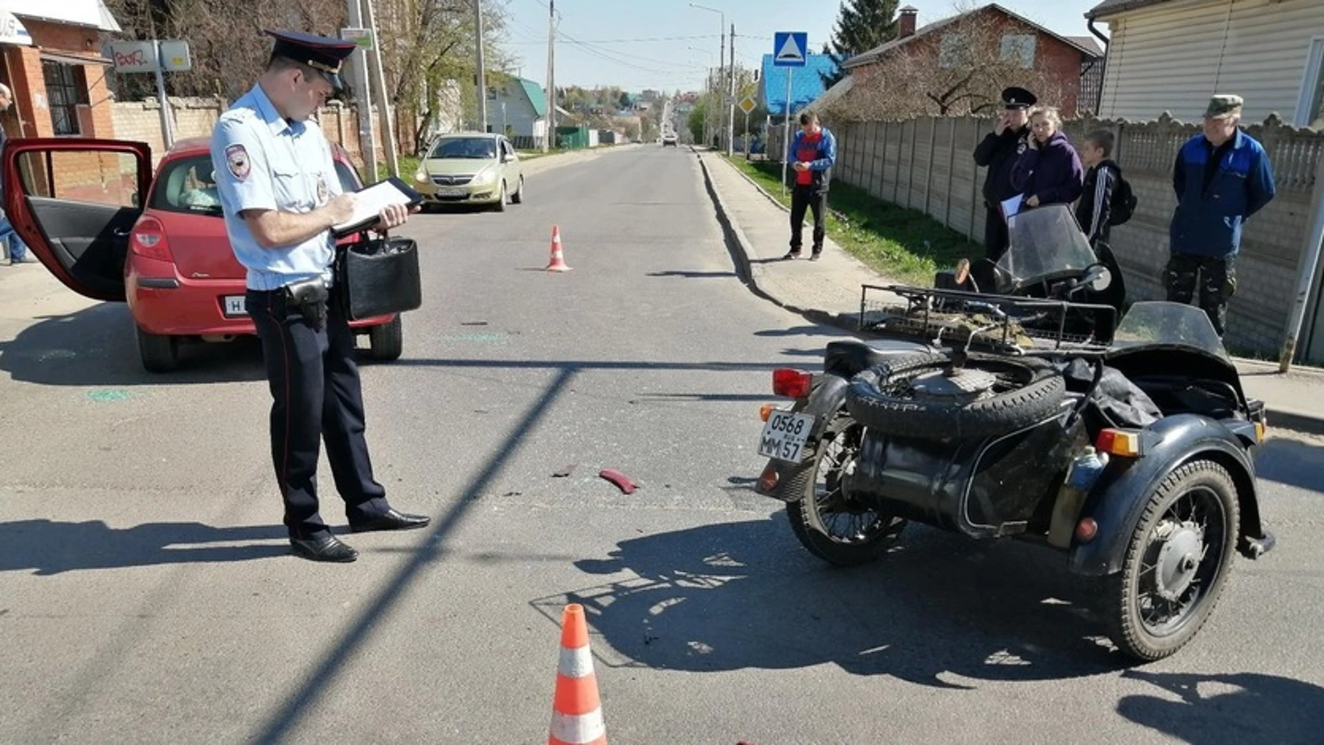 В Орле пожилые мужчина и женщина угодили в ДТП на мотоцикле